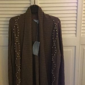 Sweater with decorative pearls